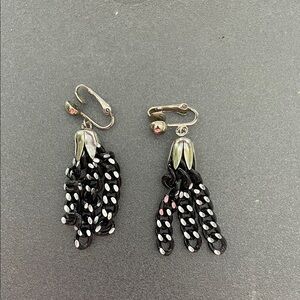 VTG Sarah Coventry Elegant Black and Silver Clip-On Earrings. 1960/70s.